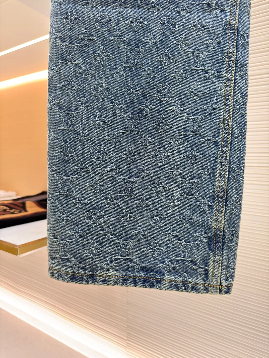 LOUIS VUITTON presbyopic jacquard jeans ●Original version: purchased and developed at 18399 ●Item number: 1680890-B20 ●Fabric: denim fabric ●Technology: full-width jacquard production ●Type: fitted version ●Weight: about 780 grams ●Size: 30-32-34-36 ●Description: This skateboard denim jacket has an all-over contrasting Monogram jacquard texture, embellished with pearlescent buttons and pocket rivets, giving the casual skater silhouette a Dandy feel. Pair it with matching trousers for a trendy look, making it a perfect choice for every season. Monogram jacquard all over, Damier nubuck label at rear. The overall wiring is straight and delicate, the fabric is comfortable and soft, and the color is consistent without color difference. It can be matched with the same style to create a fashionable look and control various occasions. Customized accessories, complete with three standards, same style for men and women!